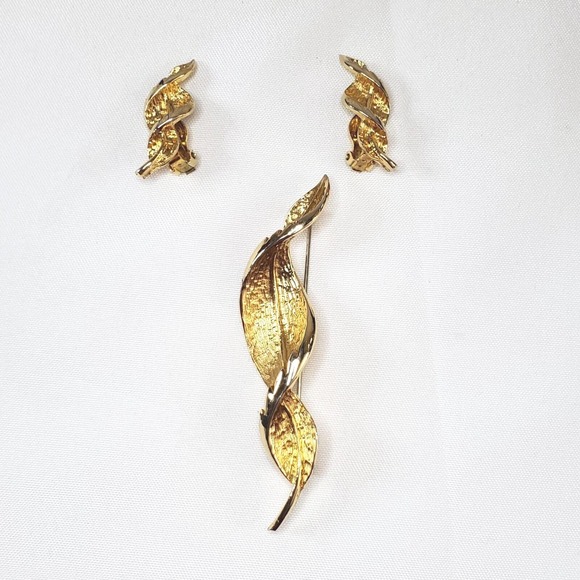 Coro Jewelry - Vintage Coro Brushed Gold-Tone Leaf Brooch & Clip-On Earrings Jewelry Set
